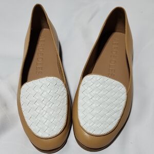 AEROSOLES Women's Tan and White Flats